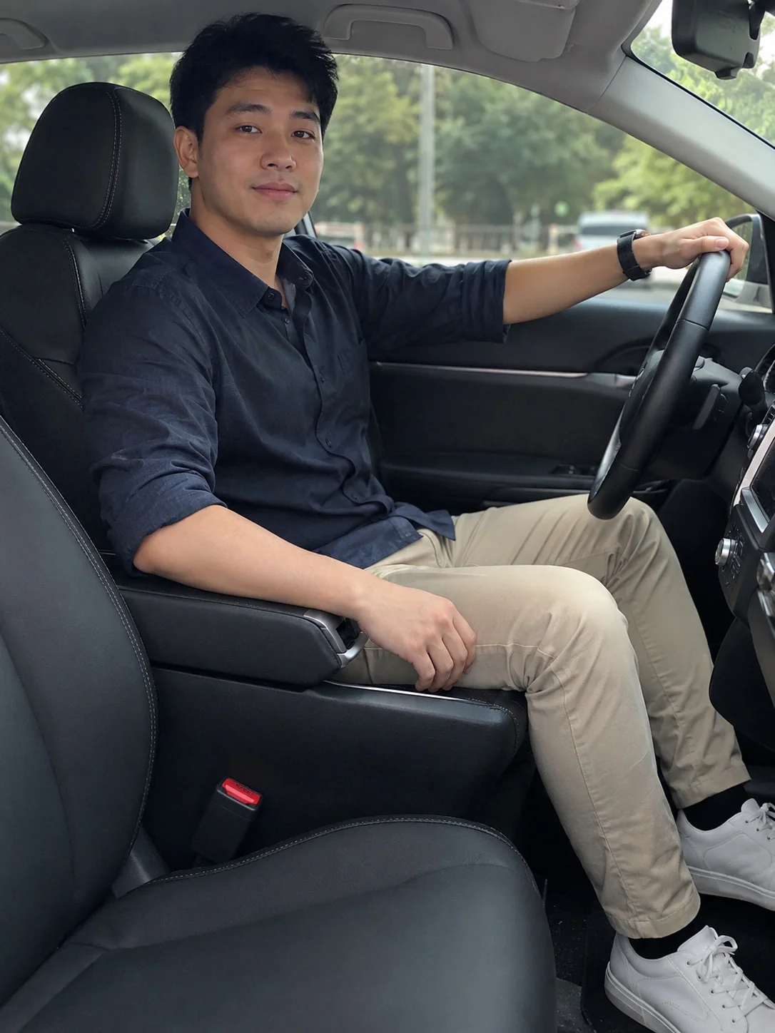 车内放松坐姿示范